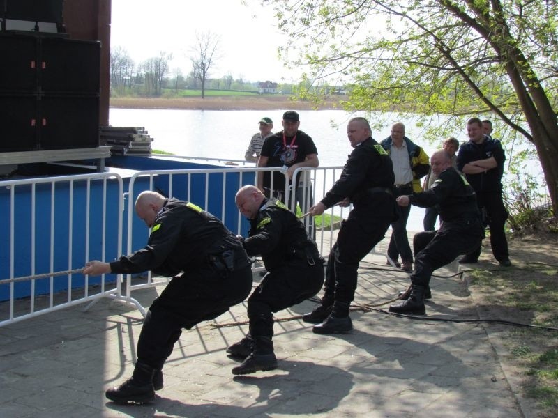 W konkursie na przeciąganie liny zwyciężyli policjanci