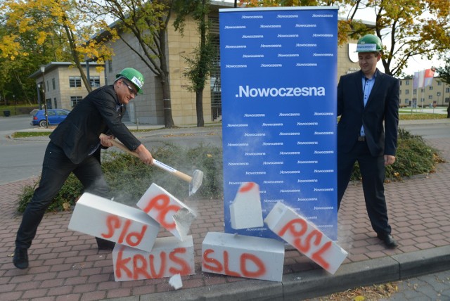 W czwartek, 8 października Marcin Agatowski i Przemysław Spurek z partii Nowoczesna w ramach akcji "Skrusz beton w Świętokrzyskiem" zburzyli symboliczny partyjny i administracyjny beton.
