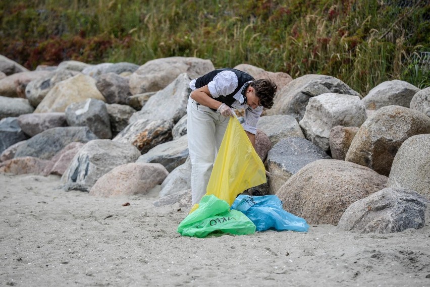 Radosne sprzątanie na gdyńskiej plaży. Wysoka frekwencja,...