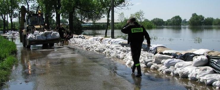 Walka z żywiołem w toruńskim Kaszczorku - woda zalała już Turystyczną (zdjęcia, wideo)