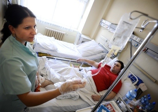 &#8211; Co będzie, jeśli z braku pieniędzy szpital przestanie przyjmować chorych? &#8211; martwi się Łukasz Zagdański, pacjent oddziału urologicznego WCM. Obok pielęgniarka Agnieszka Kucia.