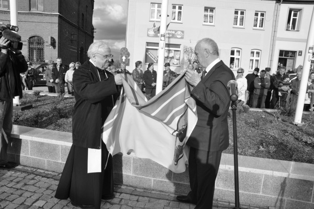 Ksiądz Krzysztof Ziemnicki podczas ubiegłorocznej uroczystości odsłonięcia odrestaurowanego centrum Barwic