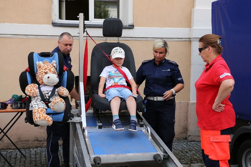 Sztandar i deszcz awansów dla międzyrzeckich policjantów