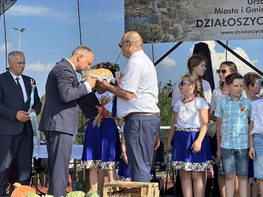 Burmistrz Działoszyc Stanisław Porada odbierał chleb...