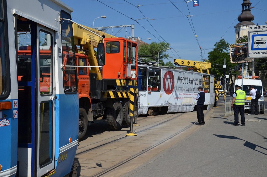 Wykolejenie tramwaju na pl. Wróblewskiego. Tramwaje jeździły objazdami (FILM, ZDJĘCIA)