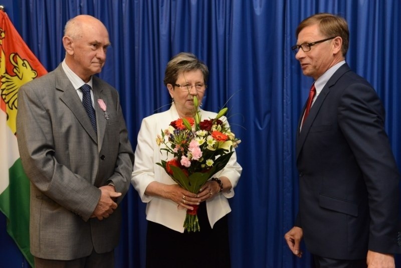 Gratulacje składał jubilatom Tadeusz Czajka, wójt gminy...