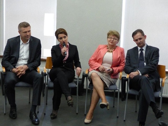 Na konferencji z udziałem Bogdana Wenty pojawili się też goście specjalni, w tym: od lewej poseł Marzena Okła-Drewnowicz, wojewoda Bożentyna Pałka-Koruba oraz kandydat do Parlamentu Europejskiego Grzegorz Świt.