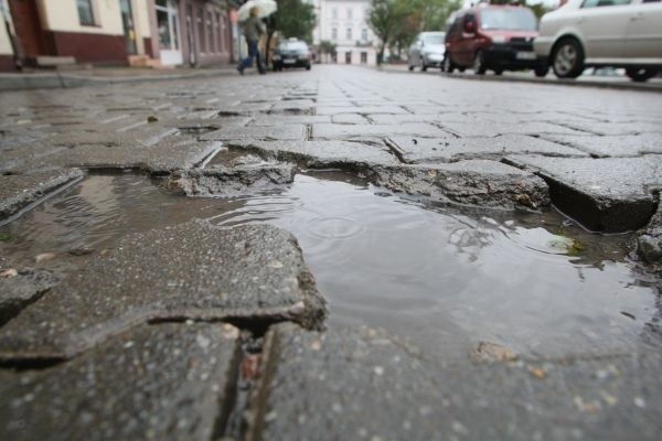 Wyszczerbiona kostka na placu Wolności w Kielcach ciąży kierowcom i przechodniom.