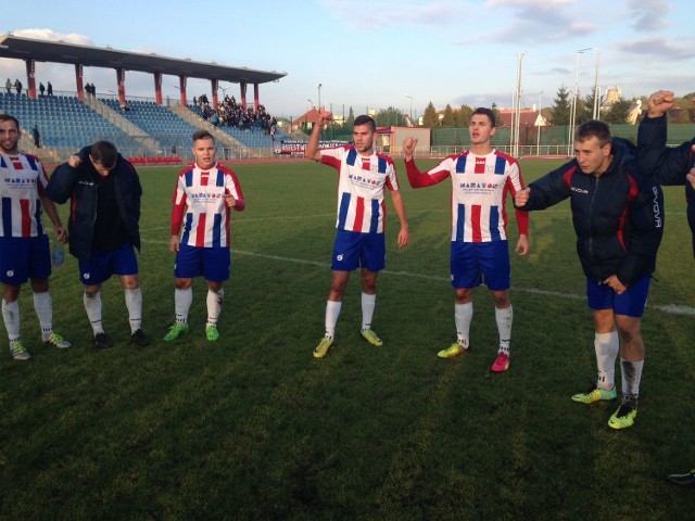 Tak piłkarze Wisły Sandomierz fetowali zwycięstwo z Alitem Ożarów 4:0. To ich dziesiąta wygrana z rzędu w rozgrywkach czwartej ligi.