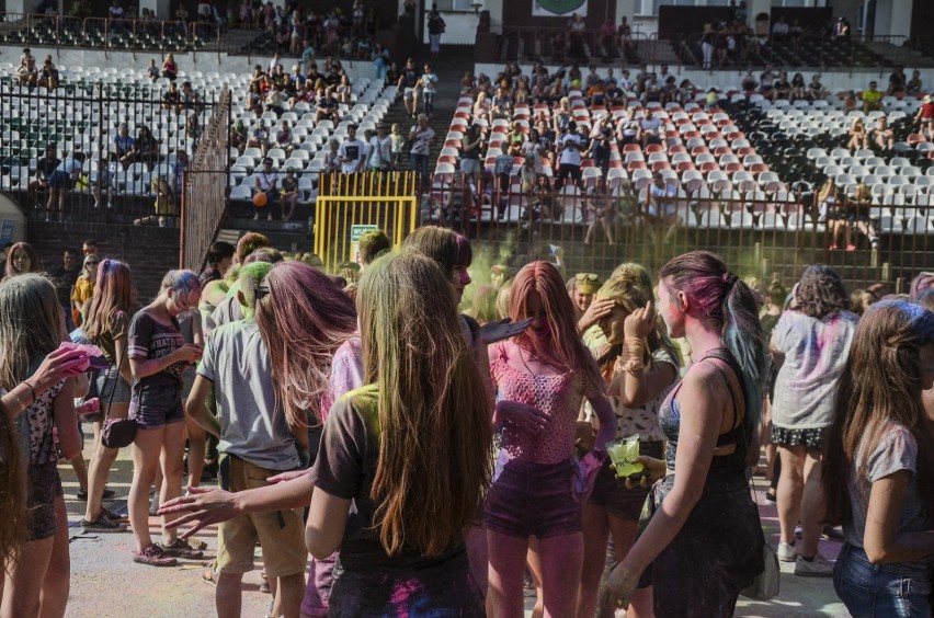 Eksplozja kolorów w Jastrzębiu. Barwna chmura nad stadionem