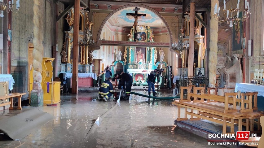 Zabytkowy kościoł w Łapanowie znowu został uszkodzony przez...