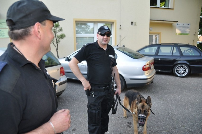 Policjanci ze Szczecinka ratują psa zamkniętego w aucie.