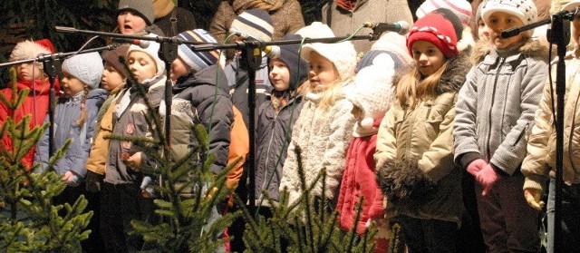 Piosenki świąteczne w wykonaniu przedszkolaków ze strzeleckich przedszkoli, spotkały się z bardzo serdecznym przyjęciem mieszkańców