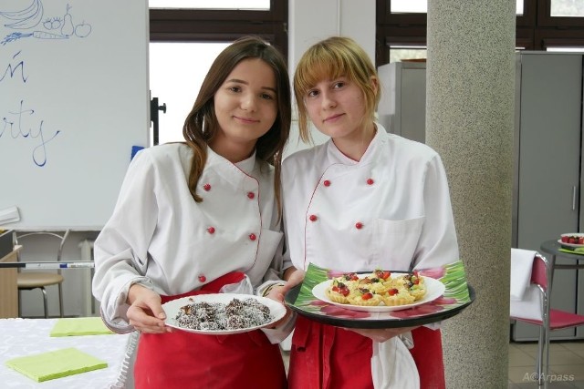 W tym roku uczniowie technikum gastronomicznego postawili na słodkie przekąski.