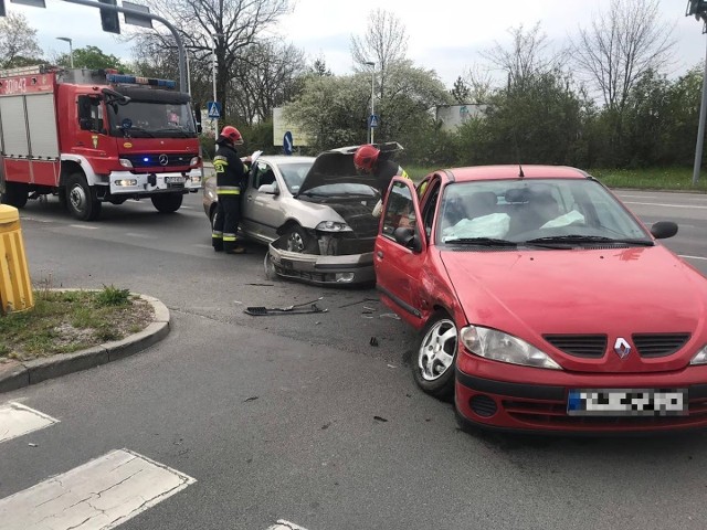 Jak wynika z pierwszych ustaleń pracujących na miejscu policjantów z Wydziału Ruchu Drogowego Komendy Miejskiej Policji w Opolu, 65-latek siedzący za kierownicą skody octavii, wymusił pierwszeństwo na renault megane, którym kierował 76-latek.