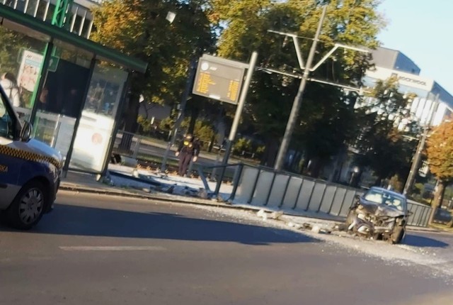 W niedzielę, około godziny 7.30 na ulicy Królowej Jadwigi w Poznaniu - na wysokości przystanku tramwajowego "AWF" - zderzyły się dwa samochody osobowe. Jeden z nich uszkodził barierki przy przystanku.Przejdź do kolejnego zdjęcia --->