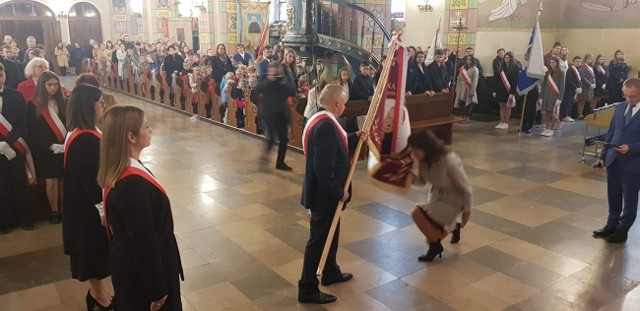 Sztandar szkoły, której patronem został Kardynał Stefan Wyszyński uroczyście poświęcono