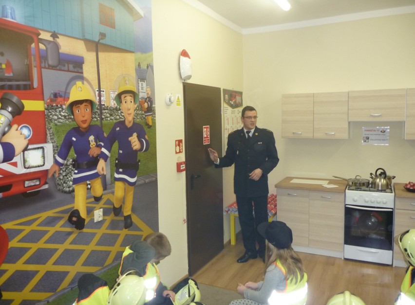 Olkuscy strażacy uczą dzieci w  „Ogniku” 