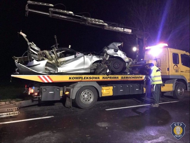 Na drodze krajowej nr 15 w miejscowości Konarzew (powiat krotoszyński) doszło do śmiertelnego wypadku. BMW prowadzone przez 25-letniego kierowcę uderzyło w drzewo z taką siłą, że auto rozpadło się na dwie części, a fotel z kierowcą został wyrwany z pojazdu. Zobacz więcej zdjęć ---->