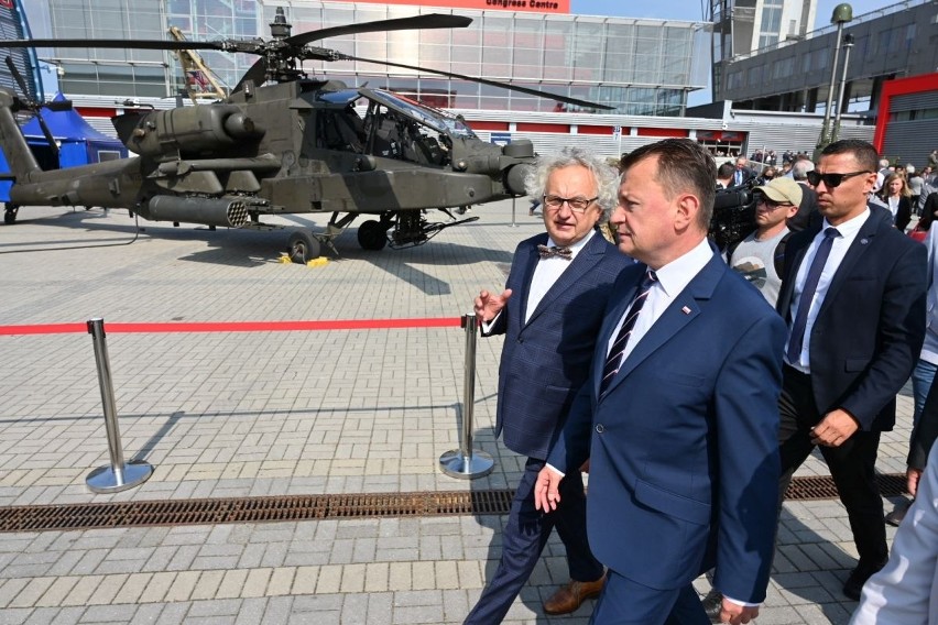 Minister obrony narodowej Mariusz Błaszczak na Salonie Przemysłu Obronnego w Kielcach za sterami F35. Zobacz co jeszcze oglądał [ZDJĘCIA]