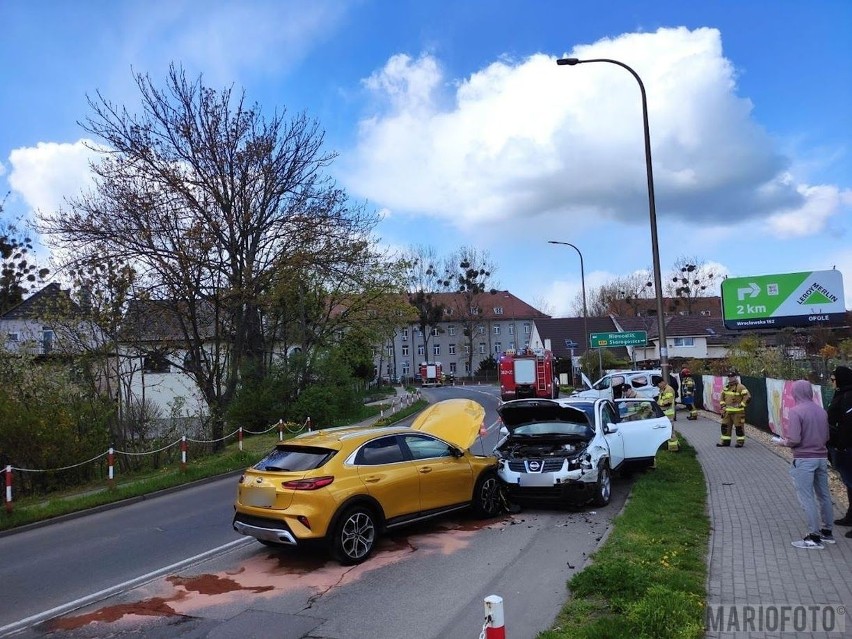 Zderzenie trzech samochodów na ul. Hallera w Opolu.