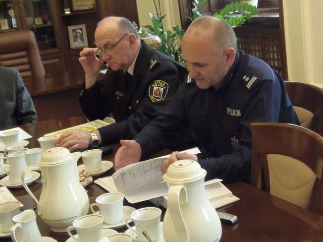 Pierwszy zastępca komendanta miejskiego grudziądzkiej policji mł. insp. Wiesław Dziadkowiec (z prawej) podkreśla, że każda służba w terenie jest na wagę złota. Dlatego mundurowi nie rezygnują ze wspólnych patroli m.in. ze Strażą Miejską, którą dowodzi kom