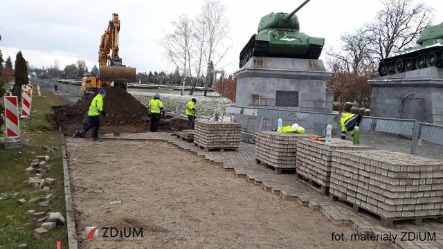 Budowa drogi rowerowej z do Bielan Wrocławskich - wzdłuż al. Karkonoskiej. Zdjęcia z przełomu marca i kwietnia 2020