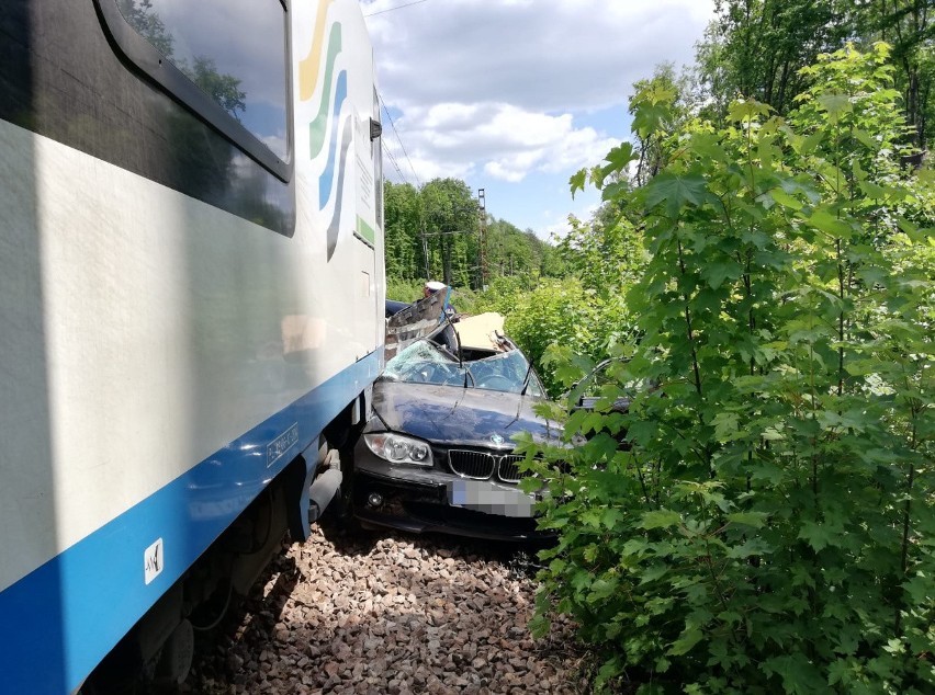Wypadek w Mikołowie. BMW wjechało pod pociąg....