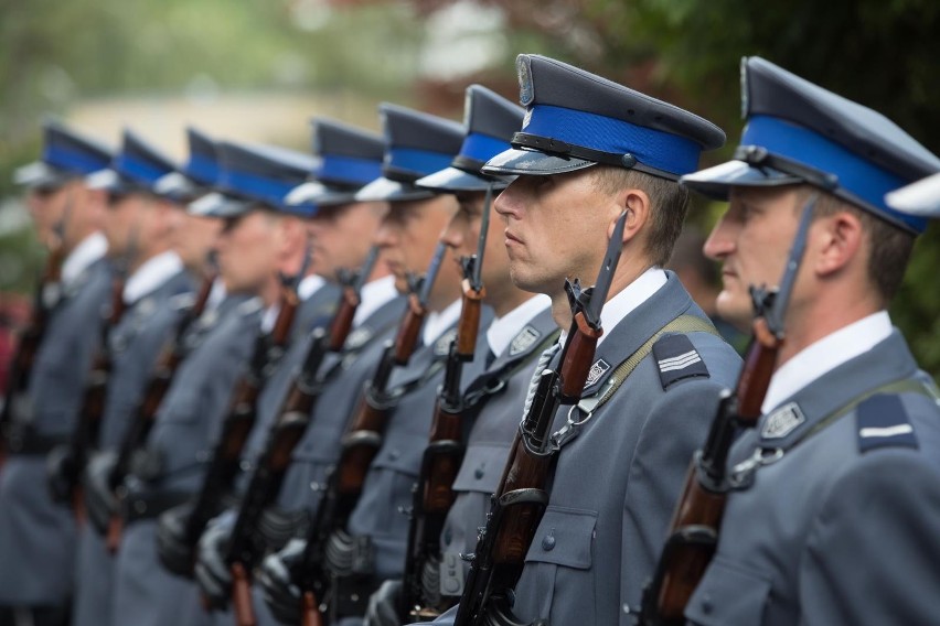 Po odbyciu szkolenia kursant zostaje mianowany policjantem....