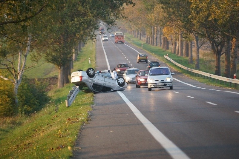  Wypadek koło Bydlina. Dachował samochód