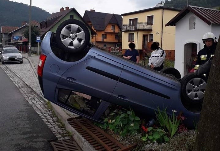 Wypadek w Piwnicznej. Samochód dachował i zatrzymał się tuż przed kapliczką [ZDJĘCIA]