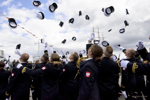 Promocja oficerska 43 polskich studentów wojskowych w Akademii Marynarki Wojennej w Gdyni