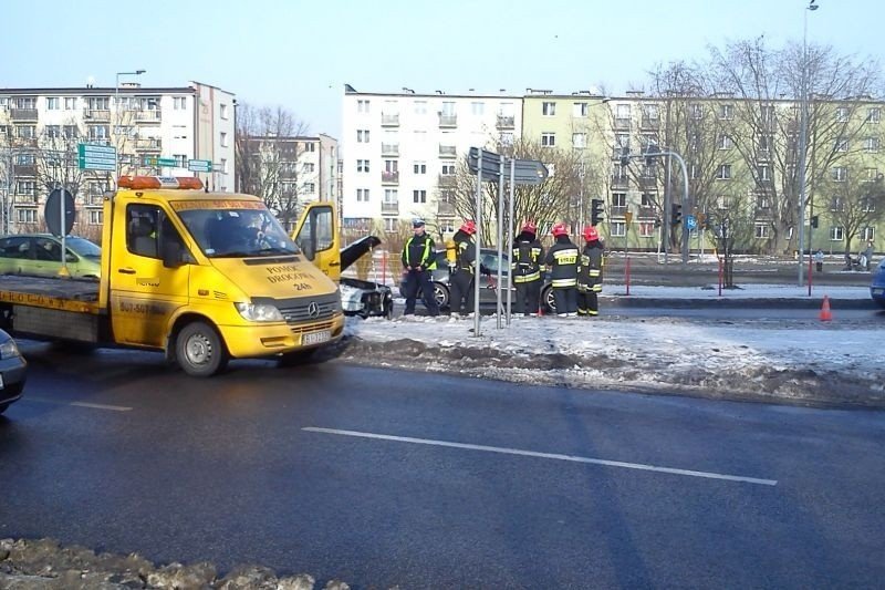 Na miejsce przyjechały dwa zastępy strażaków. Ogień...
