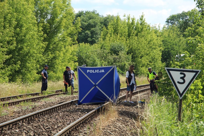 Białystok. Wypadek na ul. Poleskiej. Kobieta wpadła pod pociąg. Nie żyje (zdjęcia)