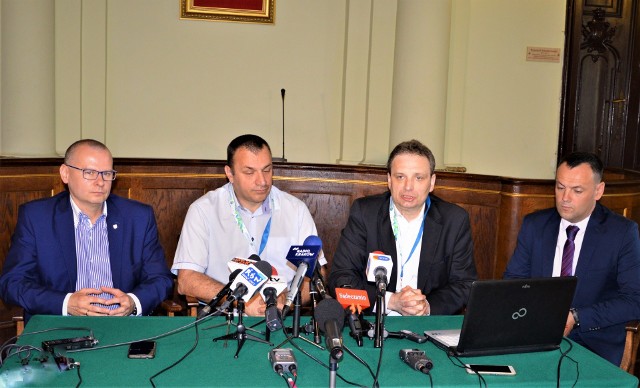 - Audyt wykazał szereg różnych nieprawidłowości - mówi prof. Roman Batko (drugi z prawej)
