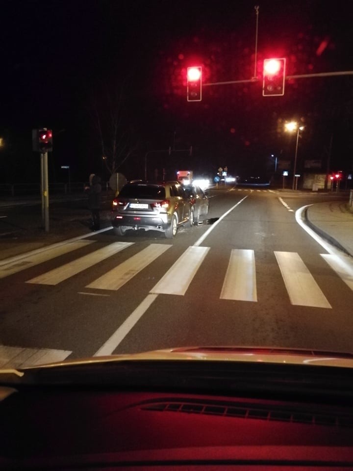 Zderzenie trzech samochodów przy skrzyżowaniu w Nagnajowie (ZDJĘCIA)