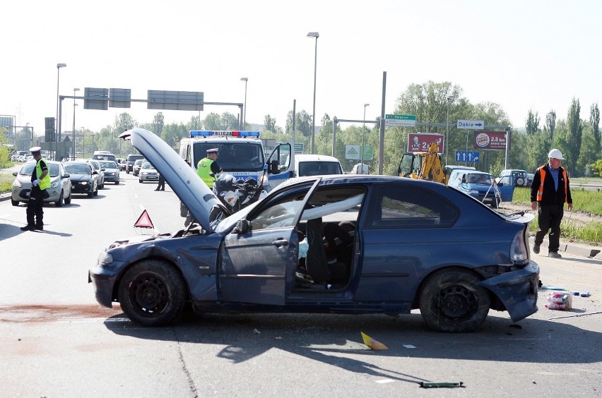 Dachowanie BMW przy Moście Pionierów. Kobieta wpadła w poślizg [zdjecia]