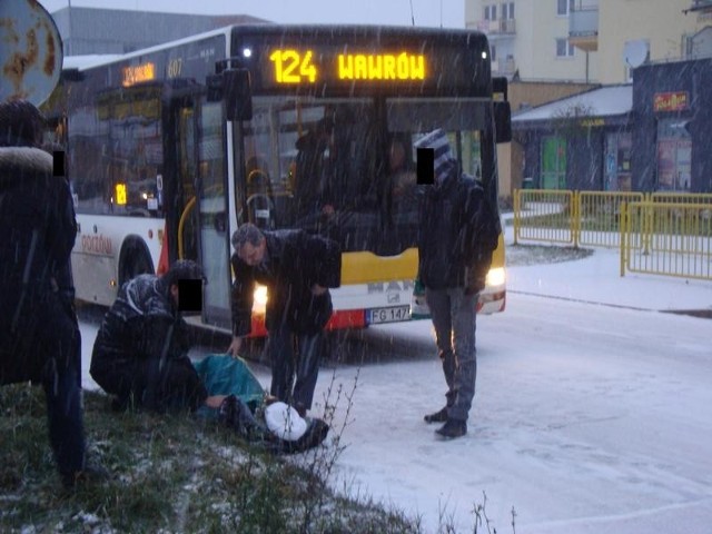 Czwartek, chwilę po 8.00. Na przejściu na ul. Szarych Szeregów autobus potrącił dziewczynkę.