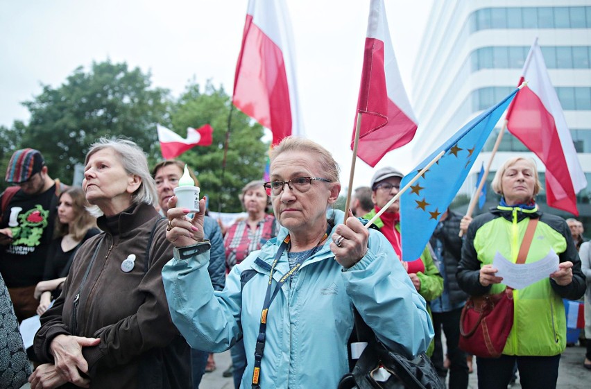 Kraków. Mieszkańcy protestowali przeciwko reformie sądownictwa [ZDJĘCIA]