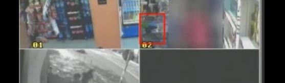 Na zdjęciu z monitoringu zainstalowanego w sklepie widać broń wycelowaną w stronę sprzedawcy