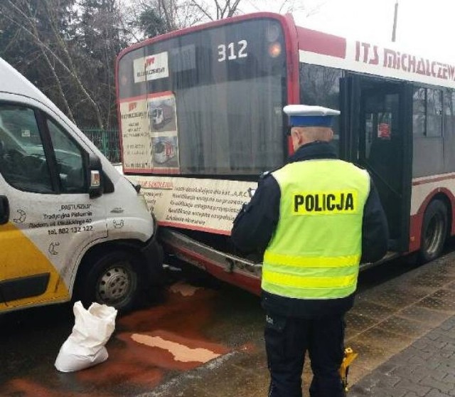 Zderzenie busa i autobusu na Okulickiego w Radomiu. Ranny kierowca.