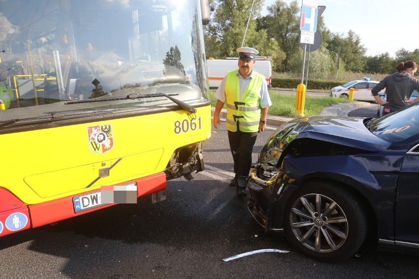 Wypadek na Psim Polu. Czołowe zderzenie autobusu MPK (ZDJĘCIA)