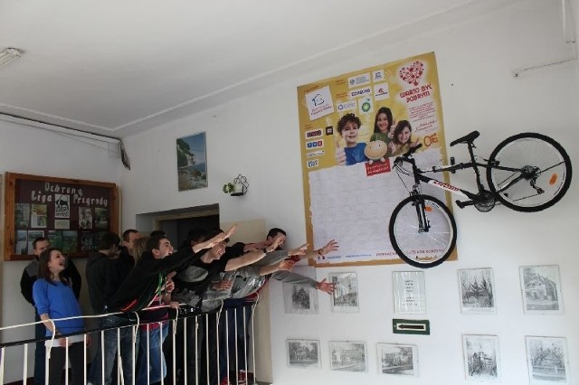 W każdej ze szkół biorących udział konkursie wywieszono nagrodę główną. Na zdjęciu rower w RCEZ w Nisku.