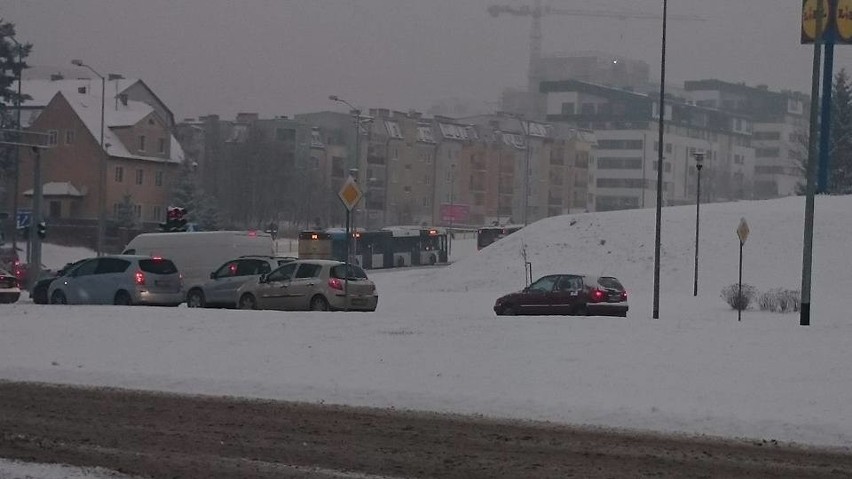 Autobus nie mógł podjechać pod górkę. Droga do pracy Internautów