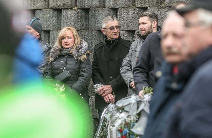 Henrykowi Życie w ostatniej drodze towarzyszyli rodzina oraz...