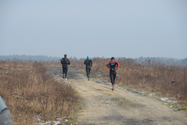 27.02.2016. zielona gora nowy kisielin ultra maraton ultramaraton nowe granice zielonej gory bieg wyczynowy sport bieganie fot. mariusz kapala / gazeta lubuska / polska press