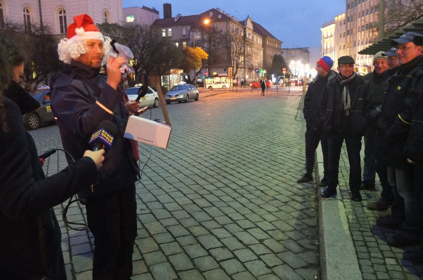 Protest pocztowców w Opolu. Krasnal, osiołek i rózga dla zarządu Poczty Polskiej 