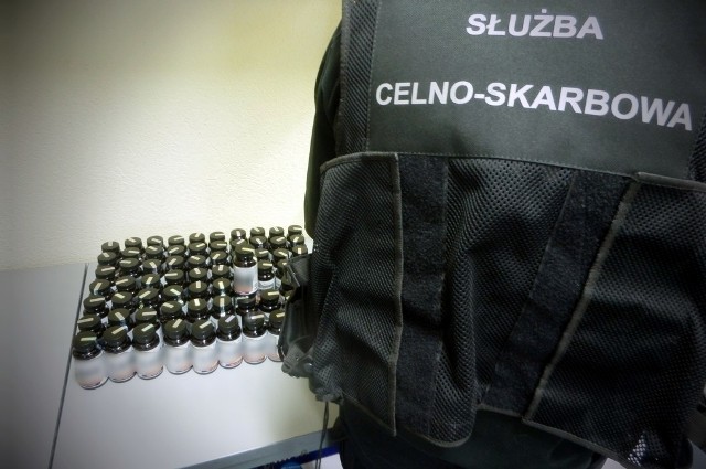 Funkcjonariusze KAS z przejścia granicznego w Bobrownikach ujawnili nielegalny przemyt farmaceutyków. Znaleźli 70 opakowań zawierających po 90 kapsułek farmaceutyków podczas rewizji fiara kierowanego przez 41-letniego Białorusina.
