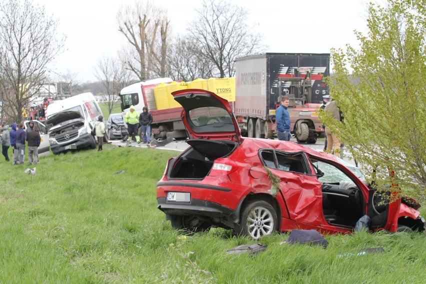 Karambol na drodze Wrocław - Świdnica. 9 osób rannych, w tym dwie ciężko