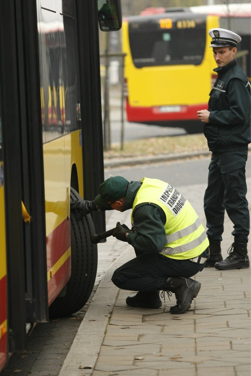 Policjanci podkreślają, że autobusy muszą być sprawne w stu...